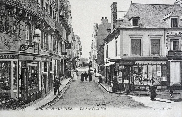 Antigua postal de Trouville, la calle del mar — Foto de Stock