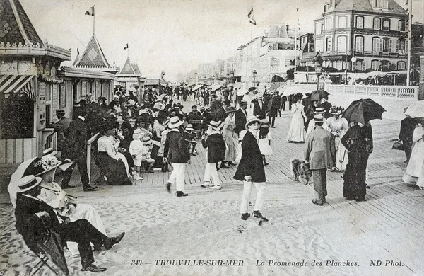 Velho cartão postal de Trouville no mar, a caminhada das placas — Fotografia de Stock