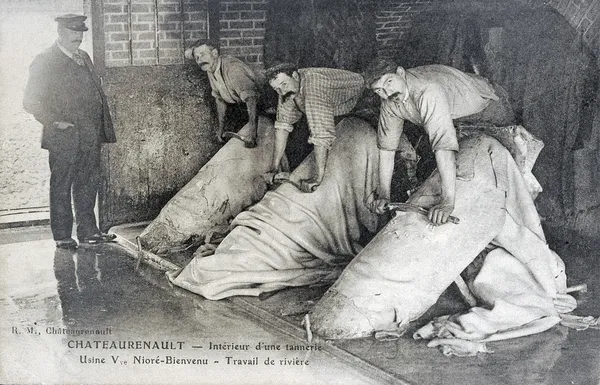 Vieille carte postale de Châteaurenault, intérieur d'une tannerie — Photo