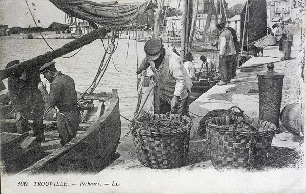 Vieille carte postale de Trouville, pêcheurs — Photo