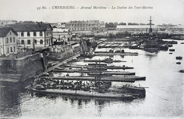 Vieille carte postale de Cherbourg, arsenal maritime, la gare des sous-marins — Photo