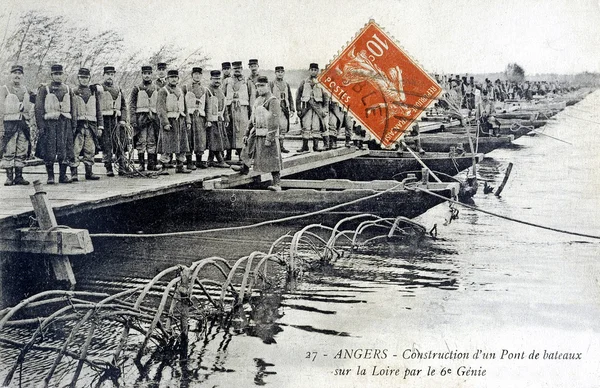 Alte Ansichtskarte der Wut, Bau einer Brücke von Booten auf der Loire durch die 6 — Stockfoto