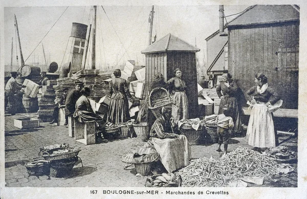 Vieille carte postale de Boulogne sur mer, commerciale de crevettes — Photo