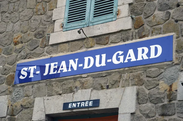 Pequeño tren turístico de Saint-Jean-of-Gard con Anduze, la estación — Foto de Stock