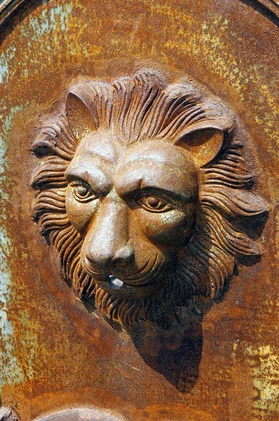 Fontän med huvud av lion för trädgård — Stockfoto