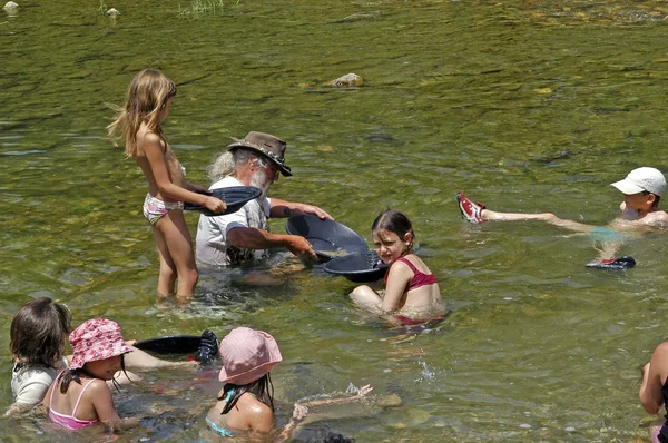 Lección de lavado de oro en el río — Foto de Stock