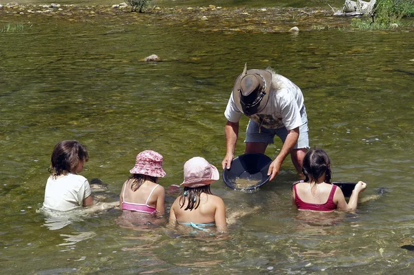 Lección de lavado de oro en el río — Foto de Stock