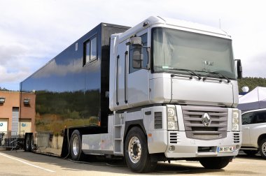 yeni kamyon üzerinde bir yol yarış seti