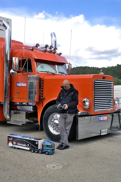 Funkgesteuerter LKW — Stockfoto