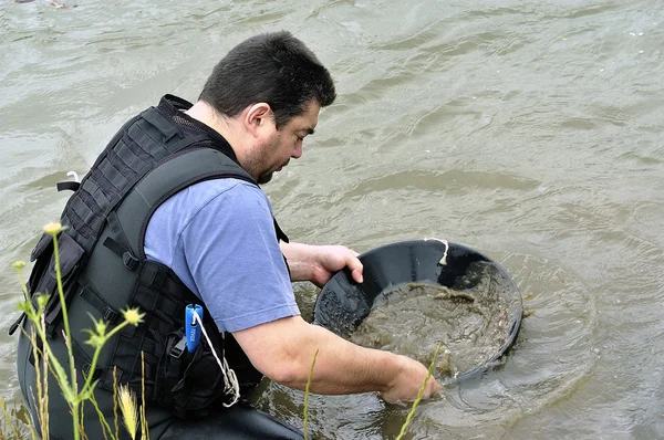 Europapokal der Goldgräber im Fluss. — Stockfoto