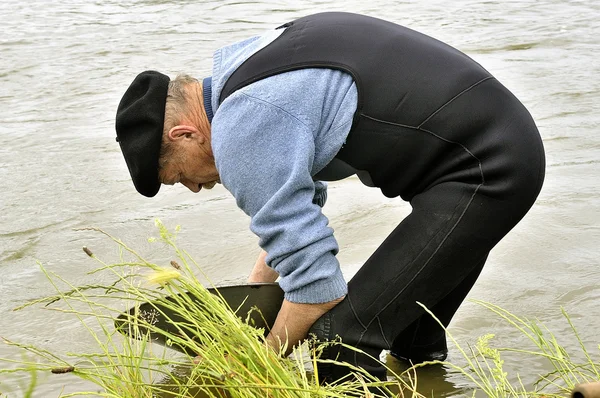 Europapokal der Goldgräber im Fluss. — Stockfoto