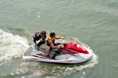 jet ski üzerinde fotoğrafçı