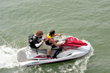 jet ski üzerinde fotoğrafçı