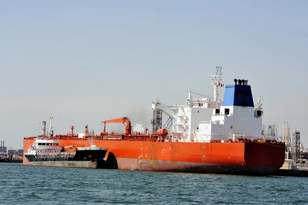 Quay tanker to discharge — Stock Photo, Image