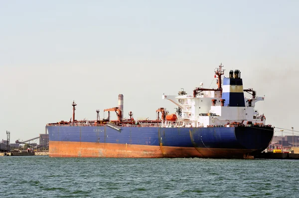 Quay tanker to discharge — Stock Photo, Image