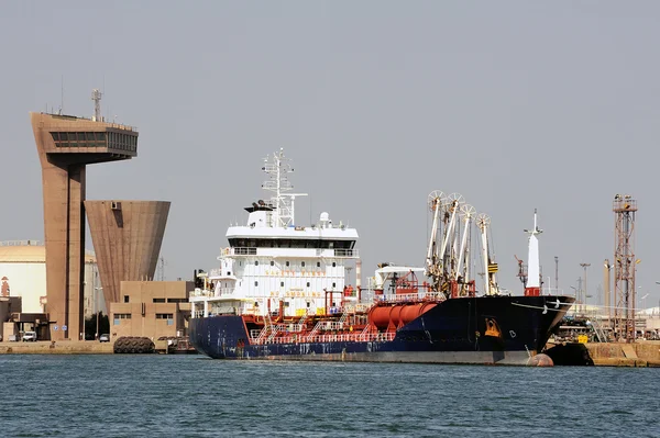 Quay tanker to discharge — Stock Photo, Image