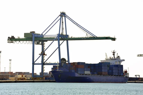 Carry containers to quay — Stock Photo, Image