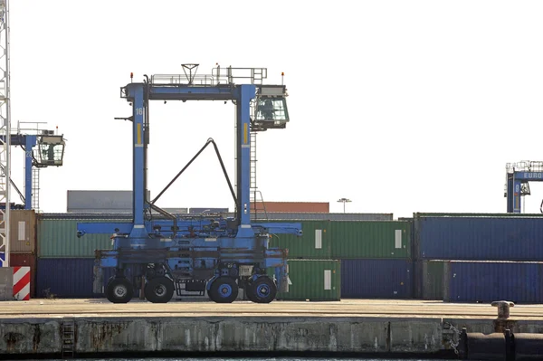 Maskiner för att flytta containrarna — Stockfoto