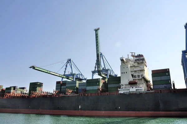 Carry containers to quay — Stock Photo, Image