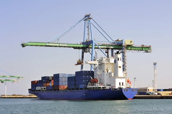 Carry containers to quay — Stock Photo, Image