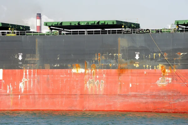 Scarico di una nave da carico di minerale — Foto Stock