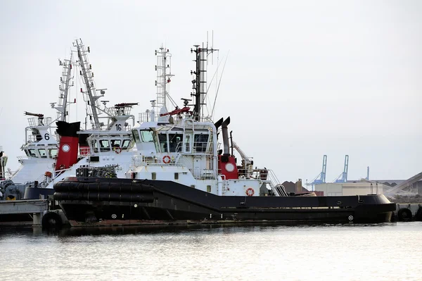 Schlepperboote mit Kai für den Abend — Stockfoto