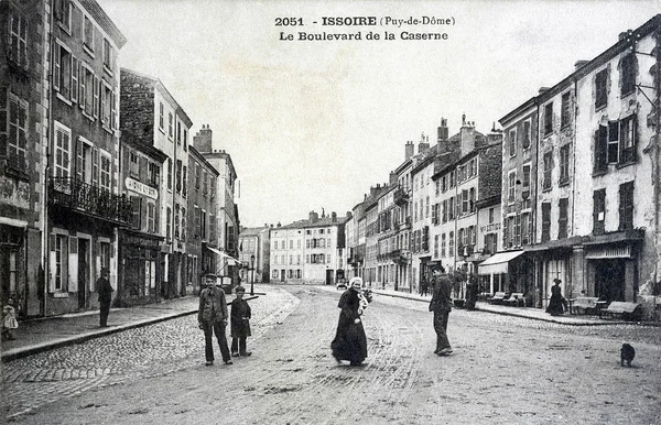 Velho cartão postal, Issoire, Boulevard do quartel — Fotografia de Stock