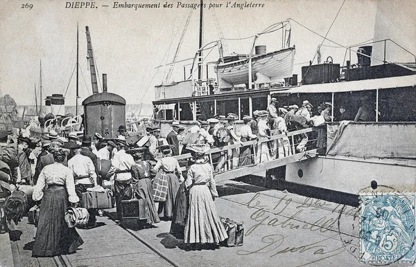 Tarjeta postal vieja, Dieppe, pasajeros de embarque para Inglaterra — Foto de Stock