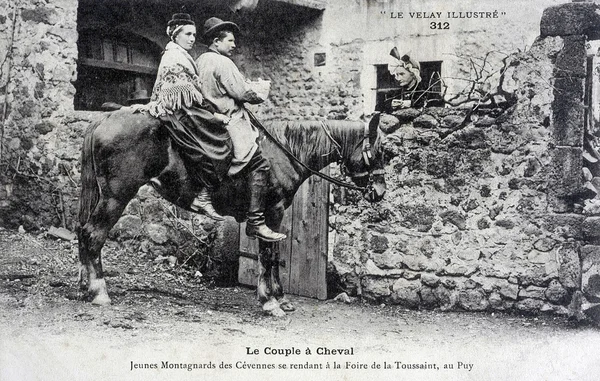 旧明信片，这对夫妇骑在马背上 — 图库照片