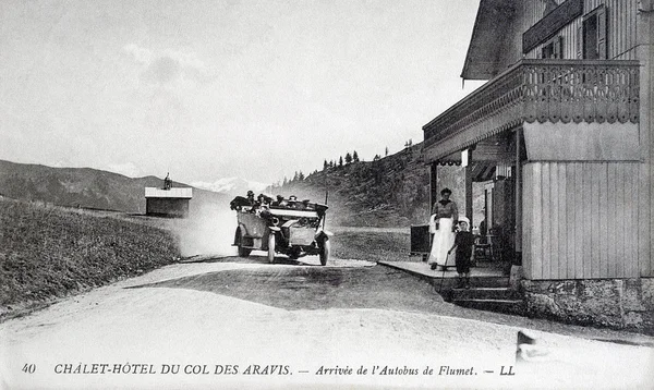 Tarjeta postal antigua, Col des Aravis, autobús de llegada Flumet — Foto de Stock