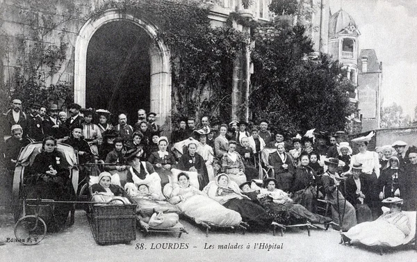 Vieille carte postale, Lourdes, malade à l'hôpital — Photo