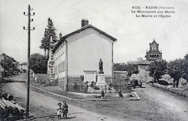 Старая открытка, Баины, Памятник погибшим, Ратуша и церковь — стоковое фото