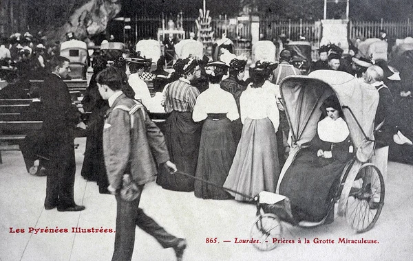 Gamla vykort, lourdes, be till mirakulösa grottan — Stockfoto