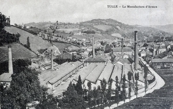 Velho cartão postal, Tulle, visão geral do fabrico de armas — Fotografia de Stock