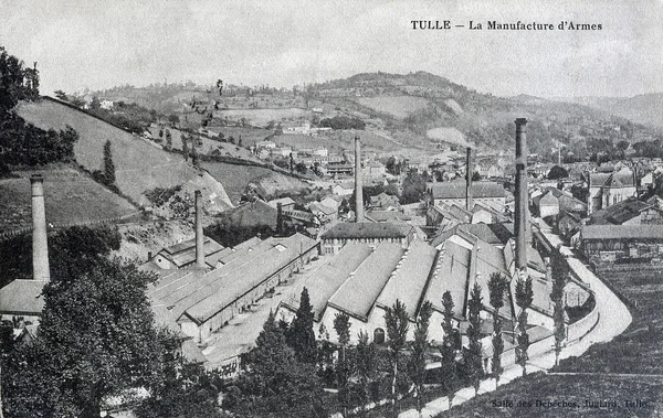 Vieille carte postale, Tulle, aperçu de la fabrication d'armes — Photo