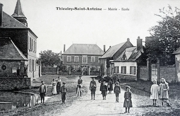 古いポストカード、thieuloy サン タントワーヌ、市庁舎および学校 — ストック写真