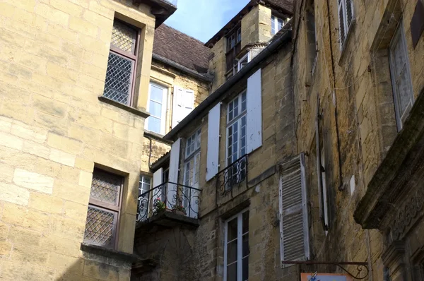 Une rue dans le centre de Sarlat — Photo