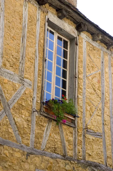 Una ventana de un antiguo edificio en el centro de Sarlat —  Fotos de Stock