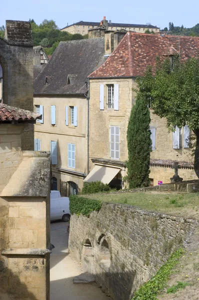 Une rue dans le centre de Sarlat — Photo