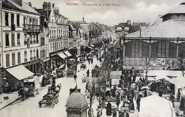 Oude ansichtkaart van troyes, perspectief van de straat thiers — Stockfoto
