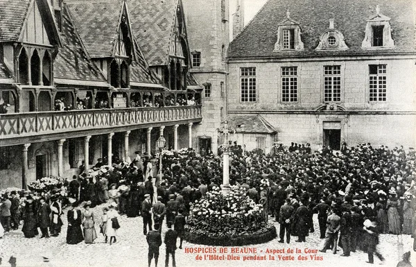 Cartão postal velho de Beaune, o pátio do Hotel-Dieu para o — Fotografia de Stock