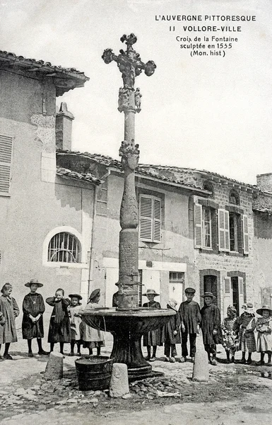 Velho cartão postal de Vollore-Ville, Cruz fonte esculpida em 1555 — Fotografia de Stock