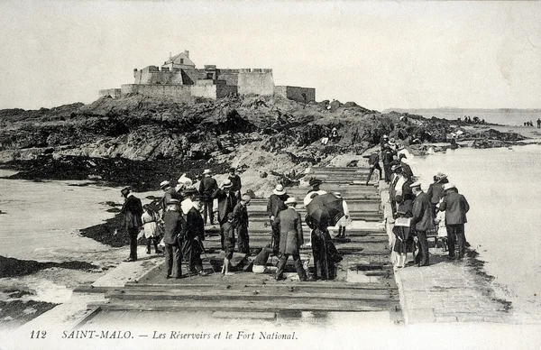 Antigua postal de Saint-Malo, embalses y fuerte nacional — Foto de Stock