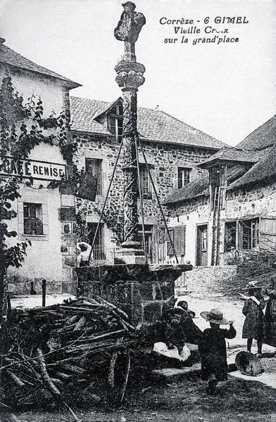 Vieille carte postale de Gimel, vieille croix sur la place — Photo