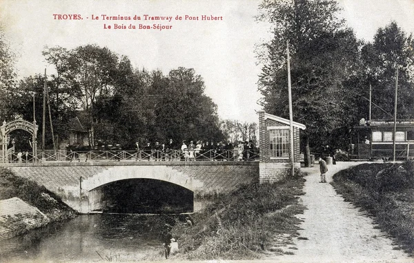 Antigua postal de Troyes, la terminal del puente del tranvía Hubert —  Fotos de Stock