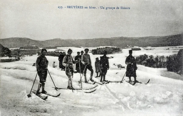 Alte Postkarte von Bruyeres, einer Gruppe von Skifahrern — Stockfoto