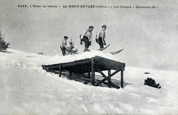 Velho cartão postal Inverno em Savoie, esquiadores, eles pulam — Fotografia de Stock