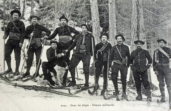 Velho cartão postal nos Alpes, esquiadores militares — Fotografia de Stock