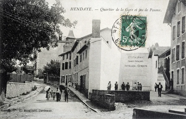 Vieille carte postale de Hendaye, gare et court de tennis — Photo