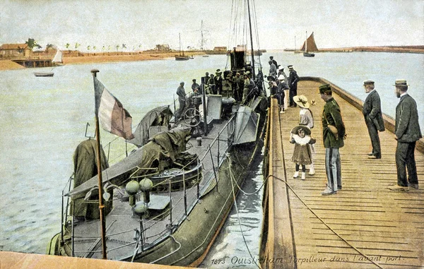 Oude ansichtkaart van ouistream, een torpedojager in de voorkant van de haven — Stockfoto